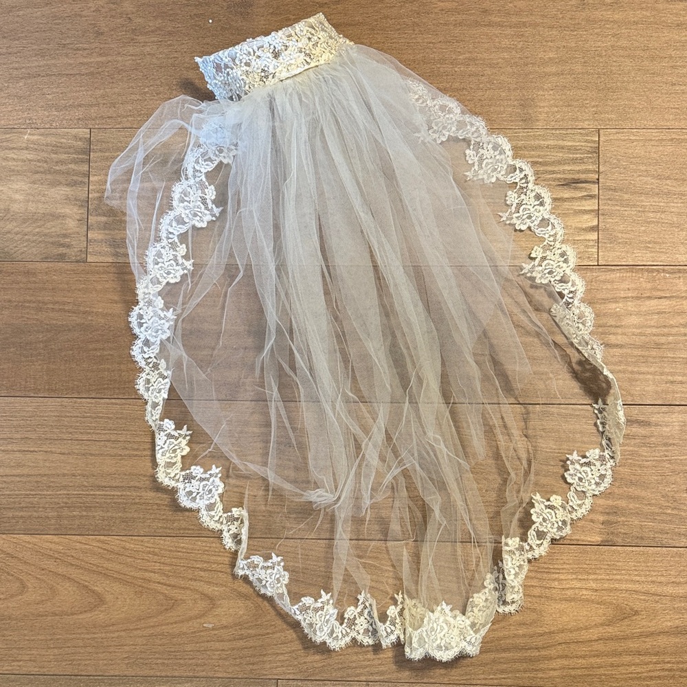 Lace-Trim Bridal Veil Hair Accessory - Ivory